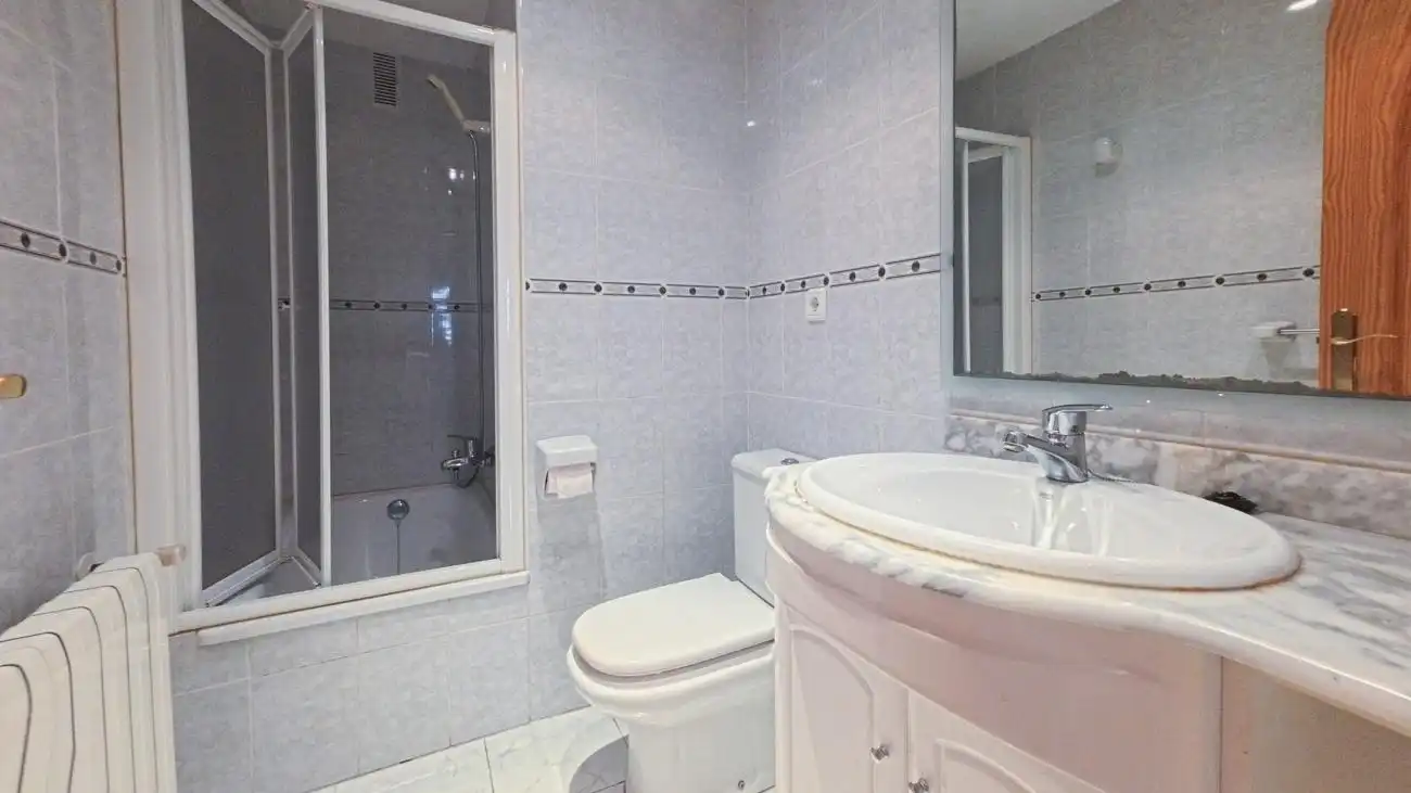 Badezimmer von Wohnung zum Verkauf in L'Alfàs del Pi mit Heizung, Privatgarten und Terrasse