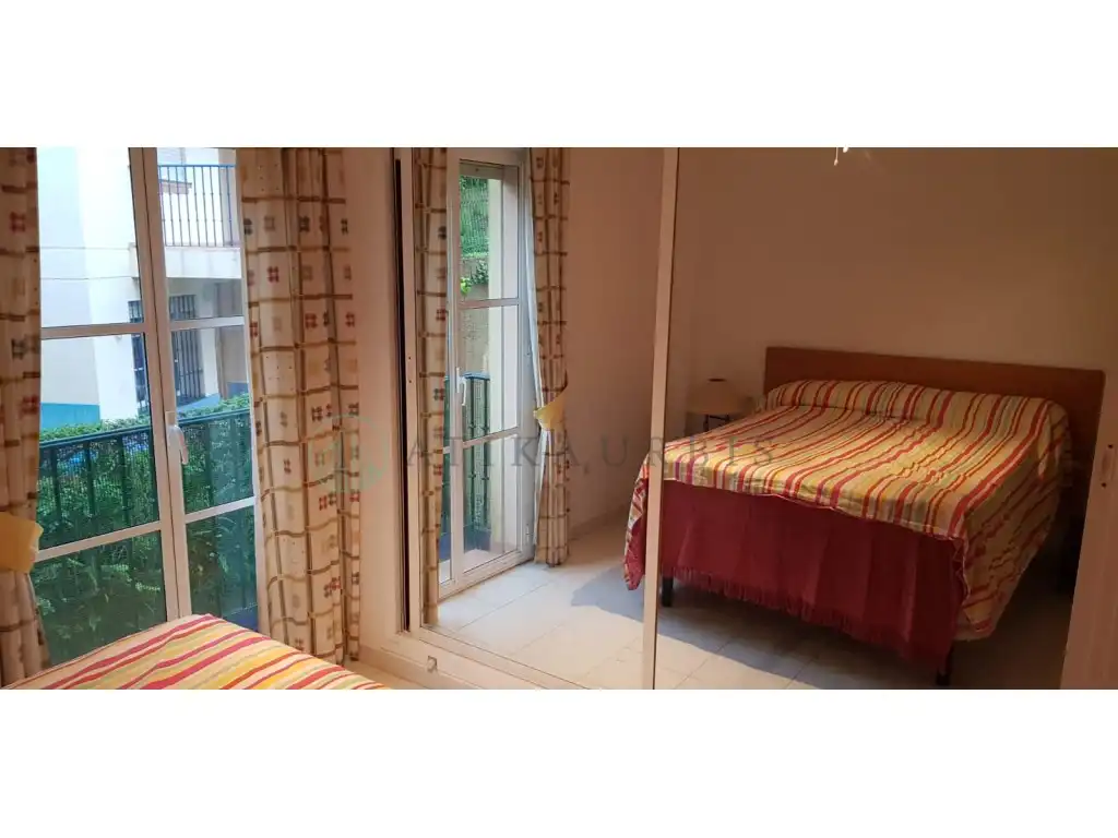 Habitación de Piso de alquiler en Mijas con Aire acondicionado, Jardín privado y Terraza