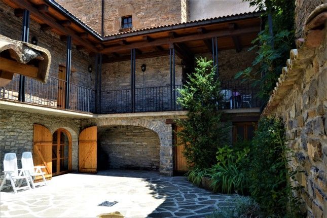 Vista exterior de Casa adosada en venda en Biescas amb Terrassa i Traster