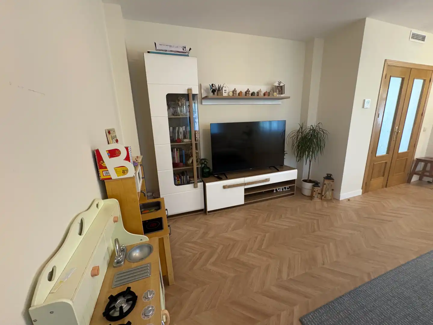 Living room of Houses for sale in El Viso de San Juan  with Air Conditioner, Private garden and Parquet flooring