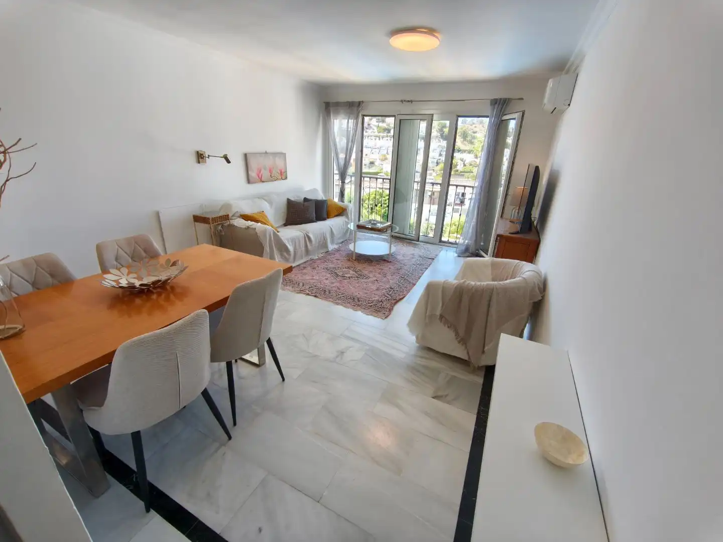 Wohnzimmer von Dachboden zur Miete in Mijas mit Klimaanlage, Terrasse und Balkon