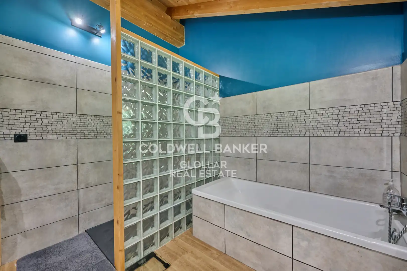 Bathroom of Houses for sale in Latour - de - Carol  with Heating, Private garden and Parquet flooring