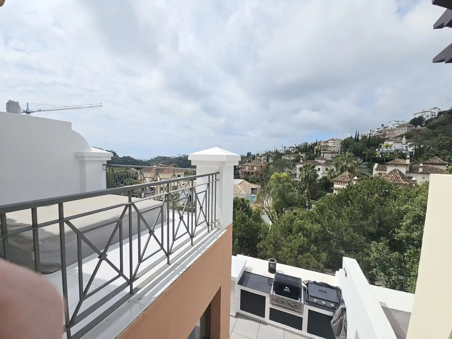 Vista exterior de Casa adosada en venda en Benahavís amb Aire condicionat, Jardí privat i Terrassa