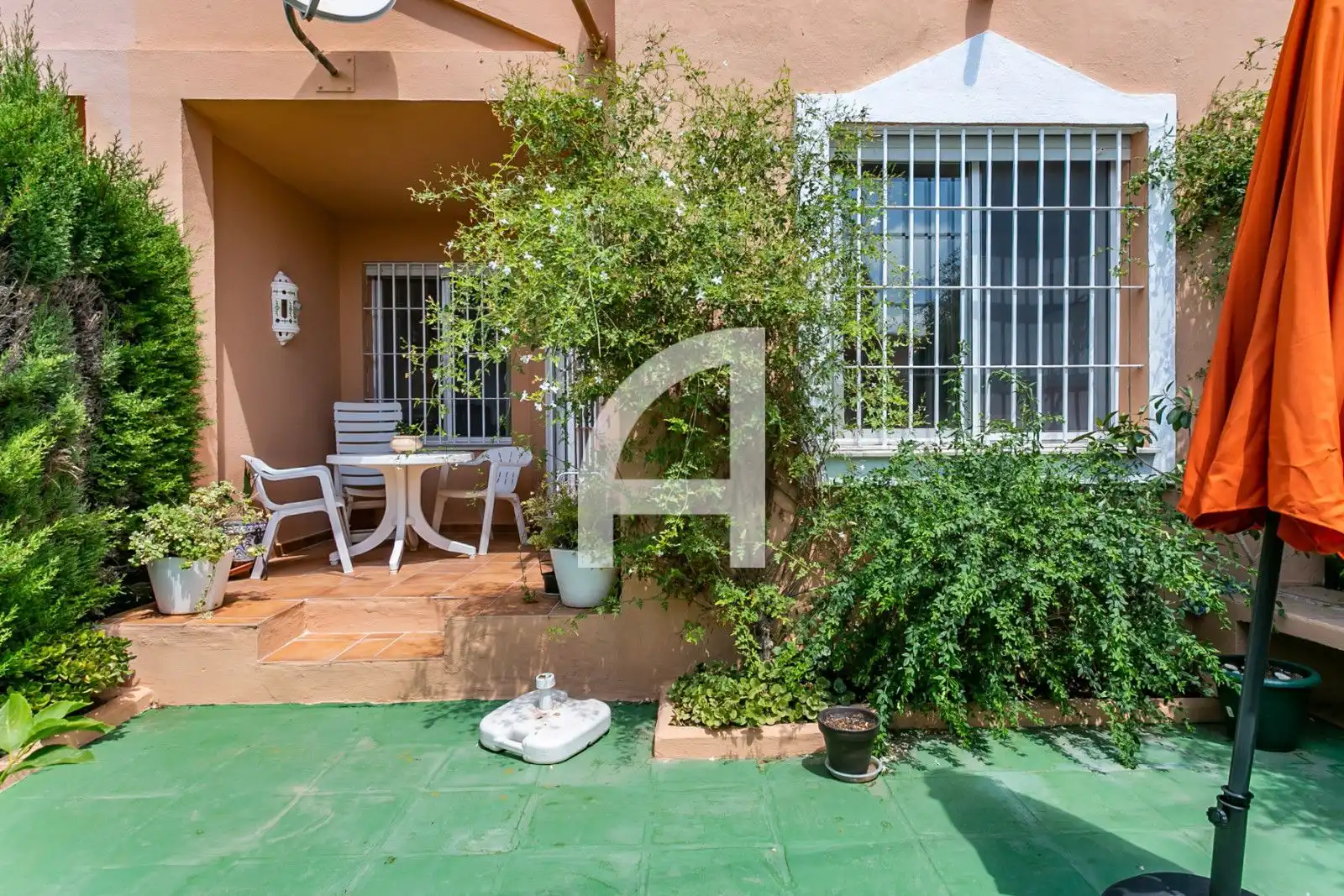 Garten von Einfamilien-Reihenhaus zum Verkauf in Estepona mit Heizung, Terrasse und Schwimmbad