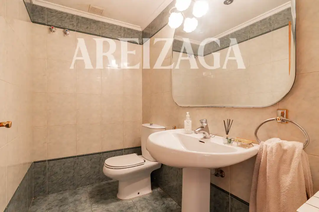 Bany de Casa o xalet en venda en Donostia - San Sebastián  amb Calefacció, Jardí privat i Terrassa