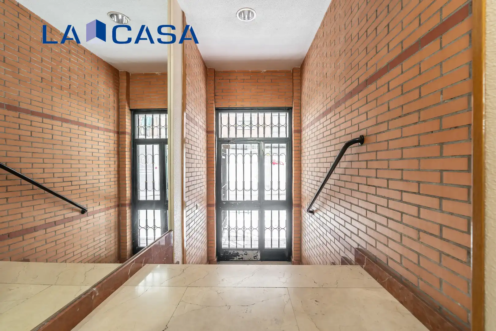 Vista exterior de Piso en venta en Madrid con Calefacción y Balcón