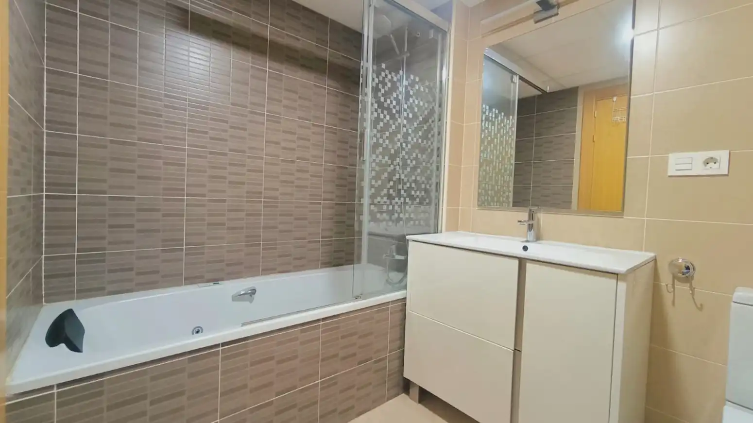 Bathroom of Flat for rent in Lardero, La Rioja