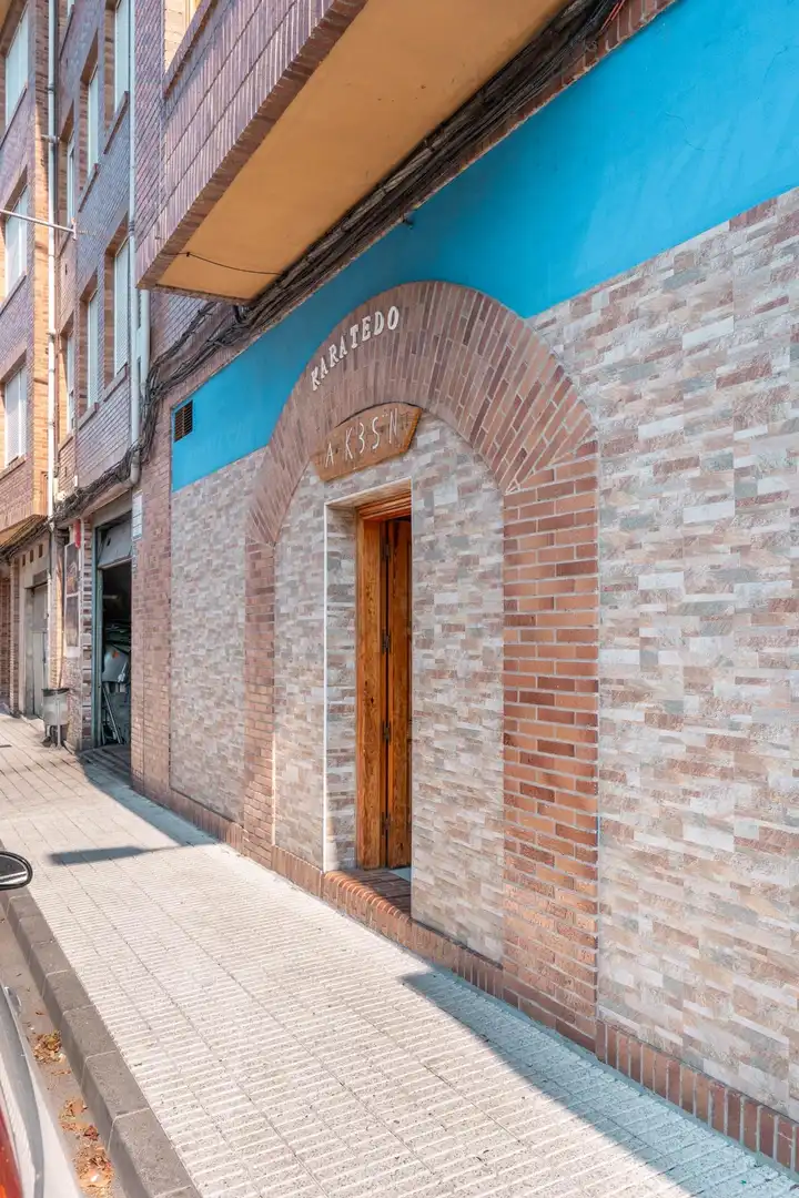 Vista exterior de Local en venda en San Martín del Rey Aurelio amb Moblat