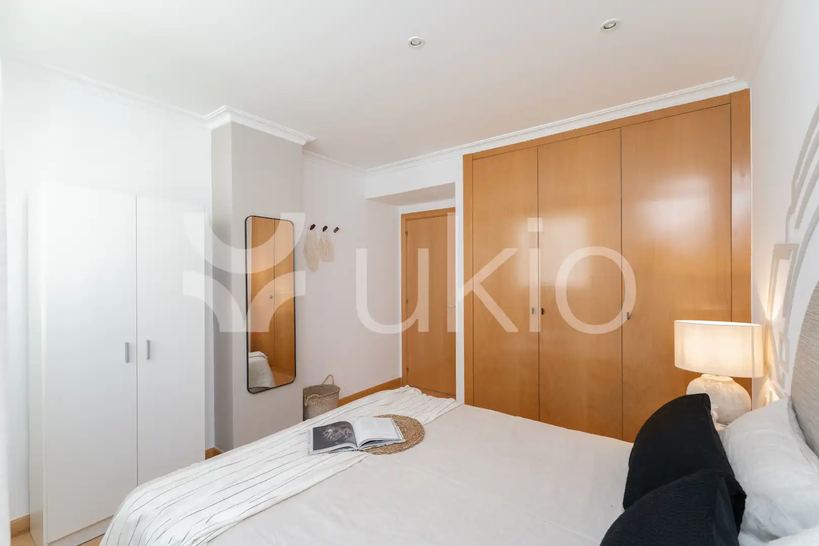 Dormitori de Apartament de lloguer en Madrid amb Aire condicionat, Calefacció i Moblat