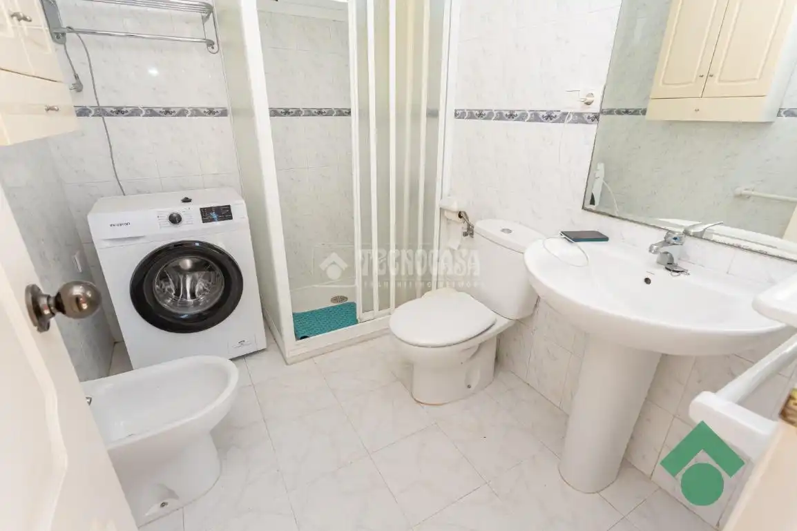 Baño de Piso en venta en Algeciras con Amueblado y Piscina comunitaria