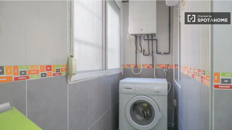 Bathroom of Flat for rent in Madrid  with Air Conditioner, Heating and Furnished