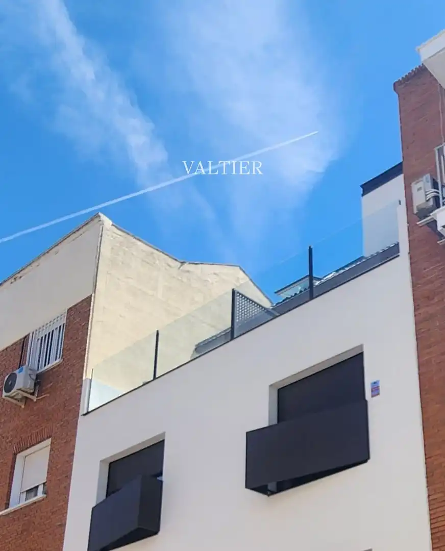 Außenansicht von Maisonette zur Miete in Madrid mit Terrasse, Abstellraum und Schwimmbad