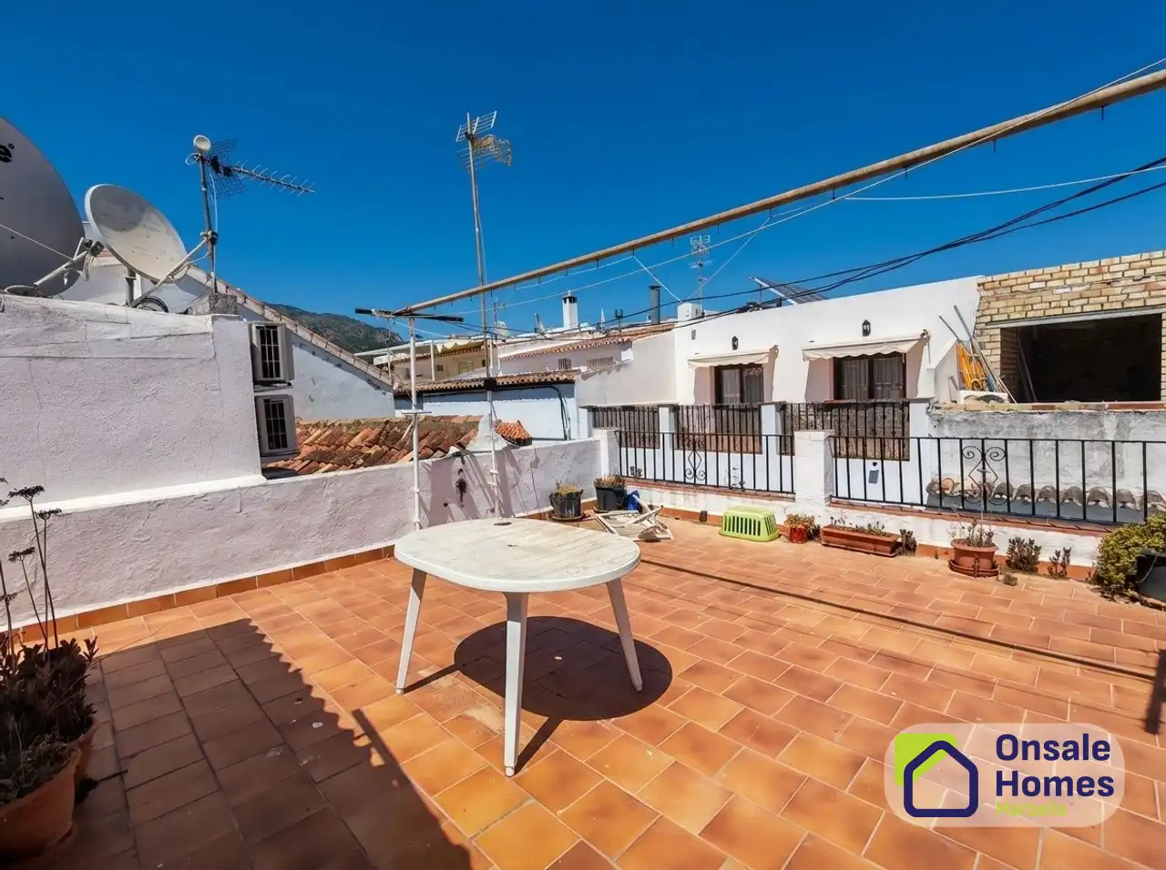 Vista exterior de Casa adosada en venda en Marbella amb Jardí privat i Balcó