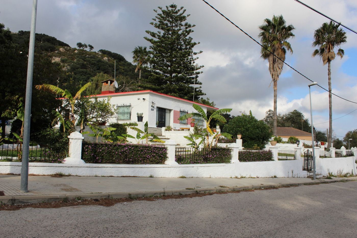 Vista exterior de Casa o xalet en venda en Algeciras amb Jardí privat i Traster