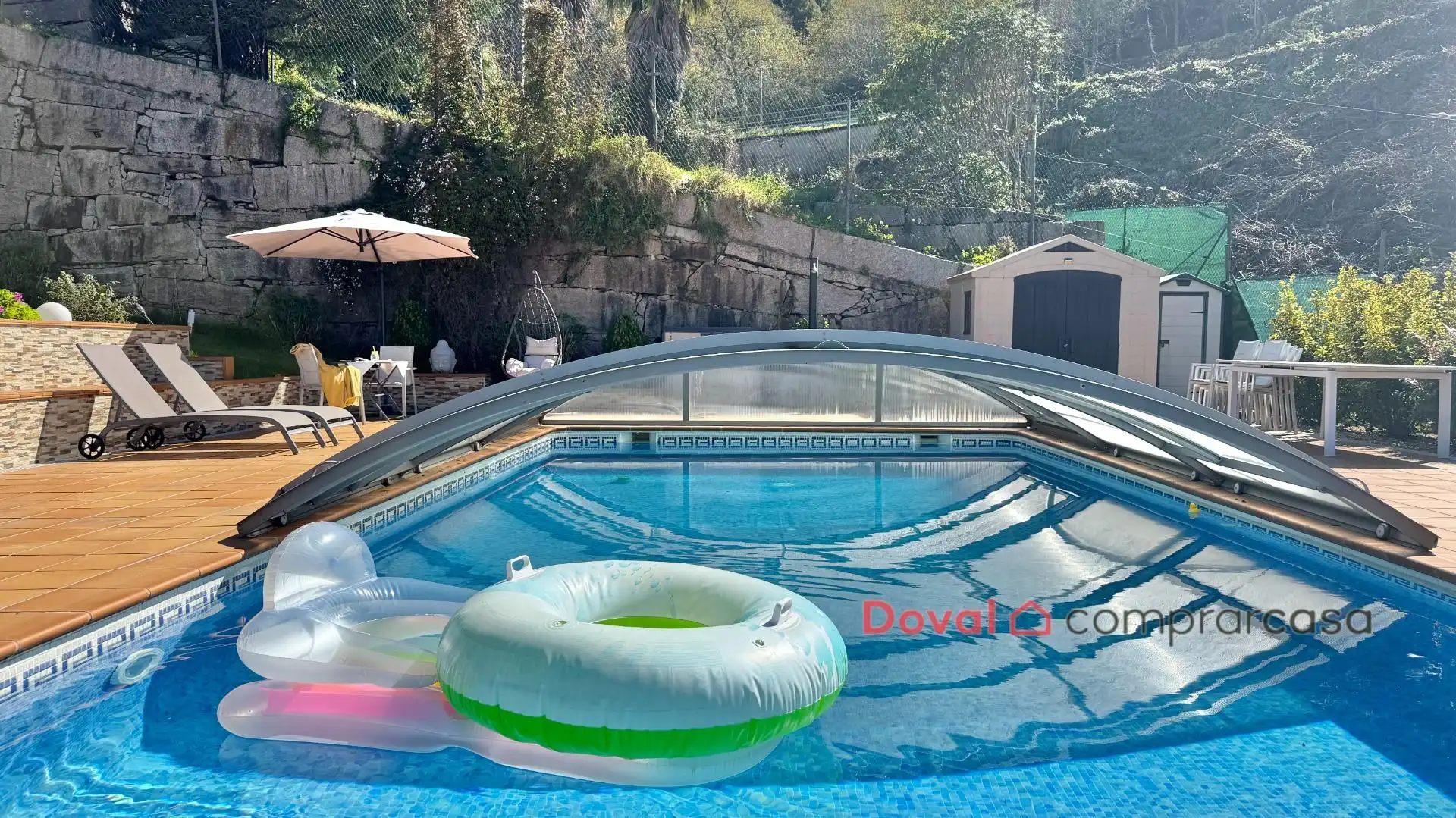 Piscina de Casa o xalet en venda en Vigo  amb Aire condicionat, Calefacció i Jardí privat