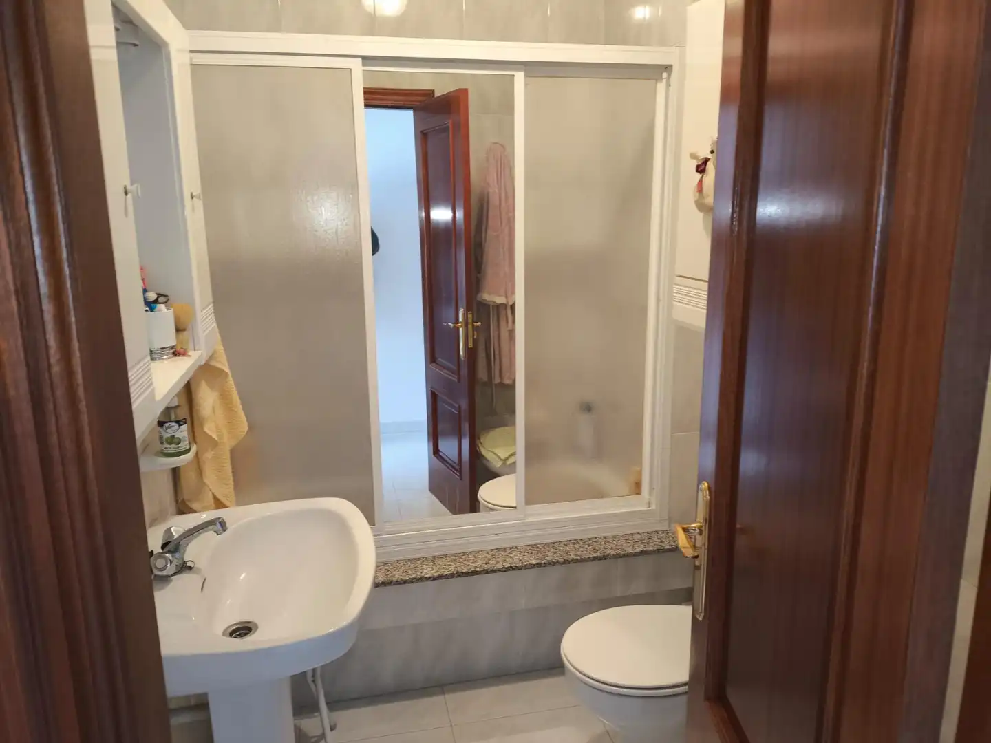 Badezimmer von Wohnung zum Verkauf in Laxe mit Heizung, Terrasse und Abstellraum