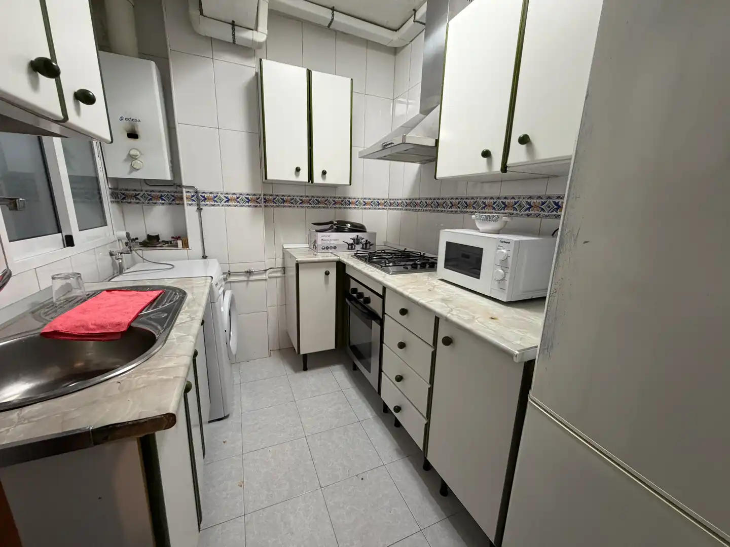 Cuina de Pis de lloguer en Granada amb Moblat, Forn i Rentadora