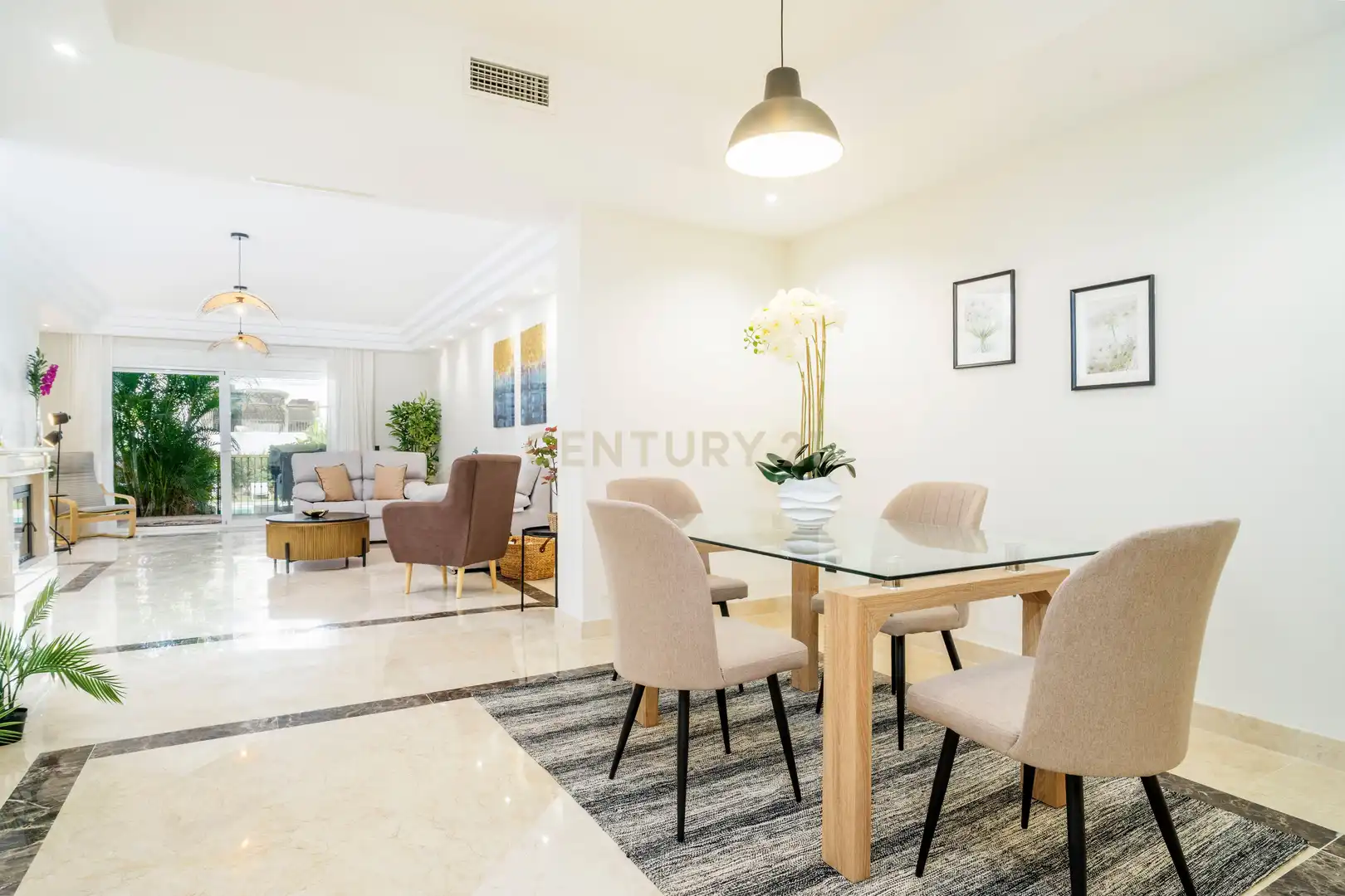 Esszimmer von Wohnungen zum Verkauf in Marbella mit Klimaanlage, Privatgarten und Ofen
