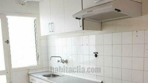 Foto 2 de Piso en venta en Carrer D'olot, Les Arenes - La Grípia  Can Montllor, Barcelona