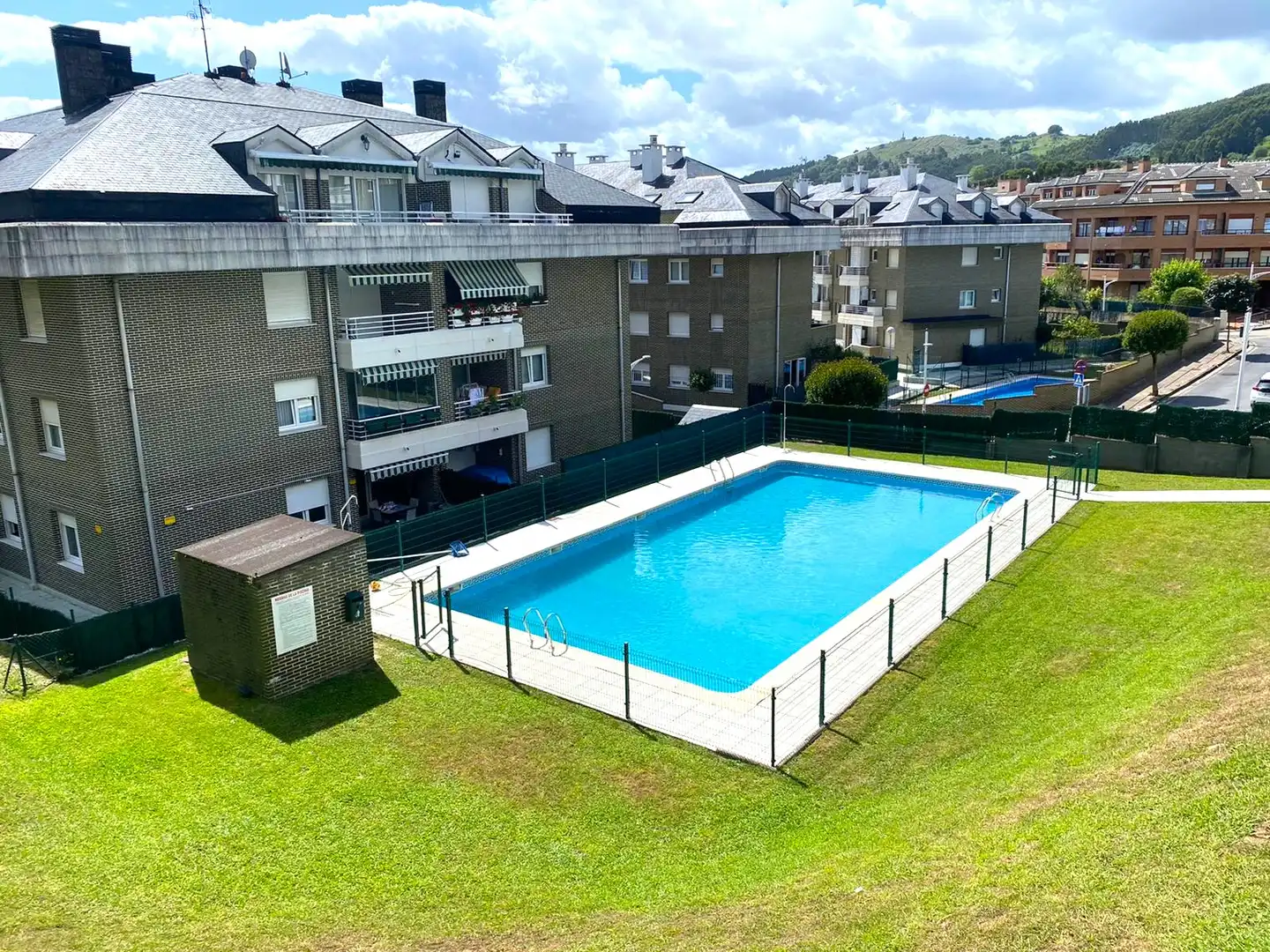 Schwimmbecken von Dachboden zum Verkauf in Castro-Urdiales mit Heizung, Privatgarten und Parkett