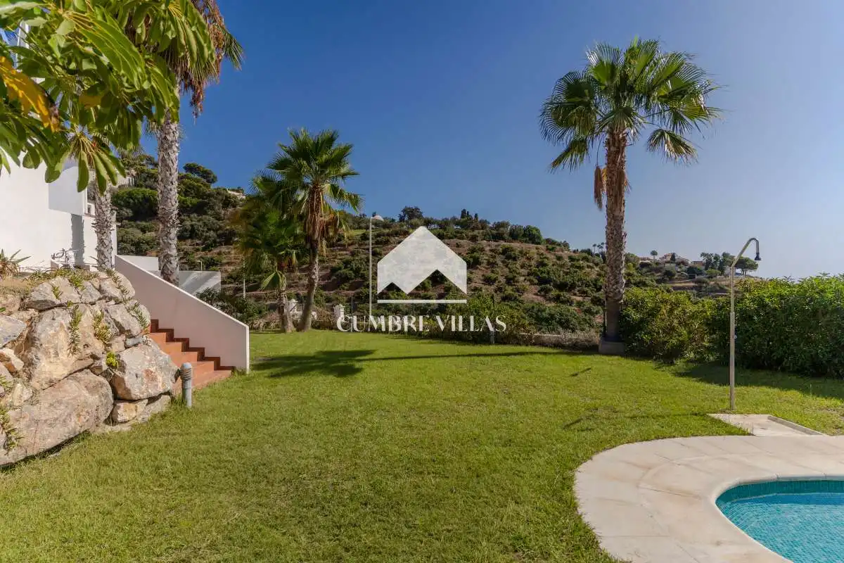 Vista exterior de Casa adosada en venta en Almuñécar con Terraza, Trastero y Internet