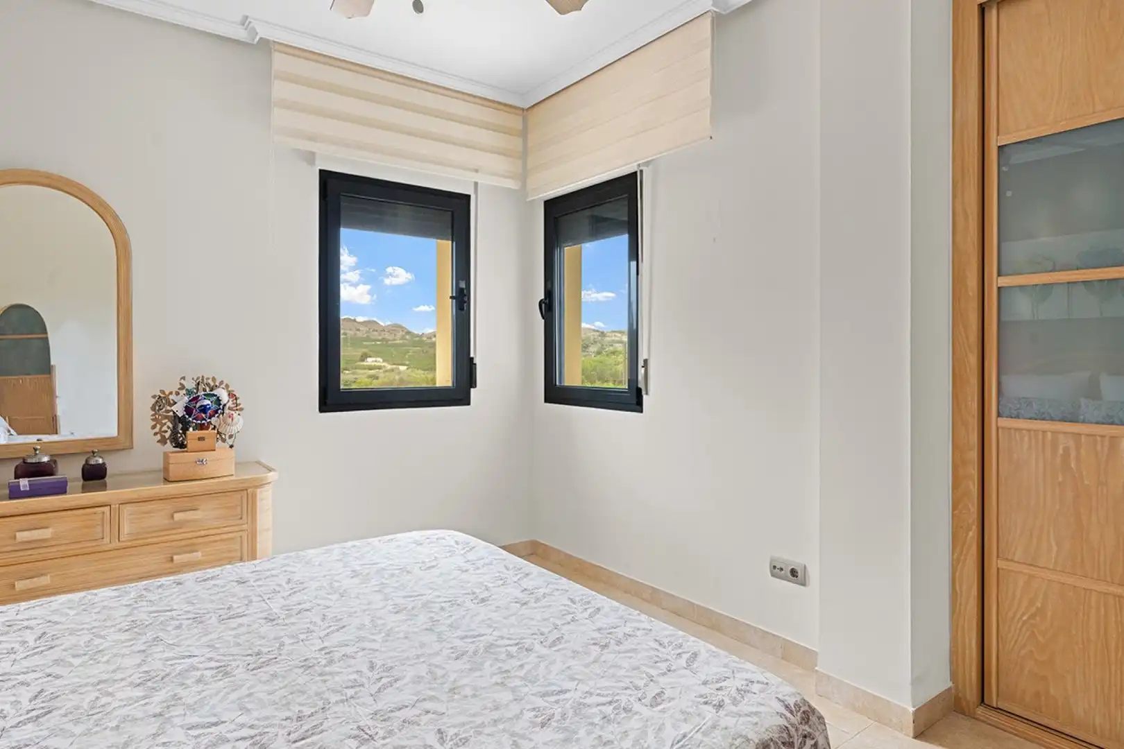 Habitación de Casa o chalet en venta en Alicante / Alacant con Aire acondicionado, Jardín privado y Terraza