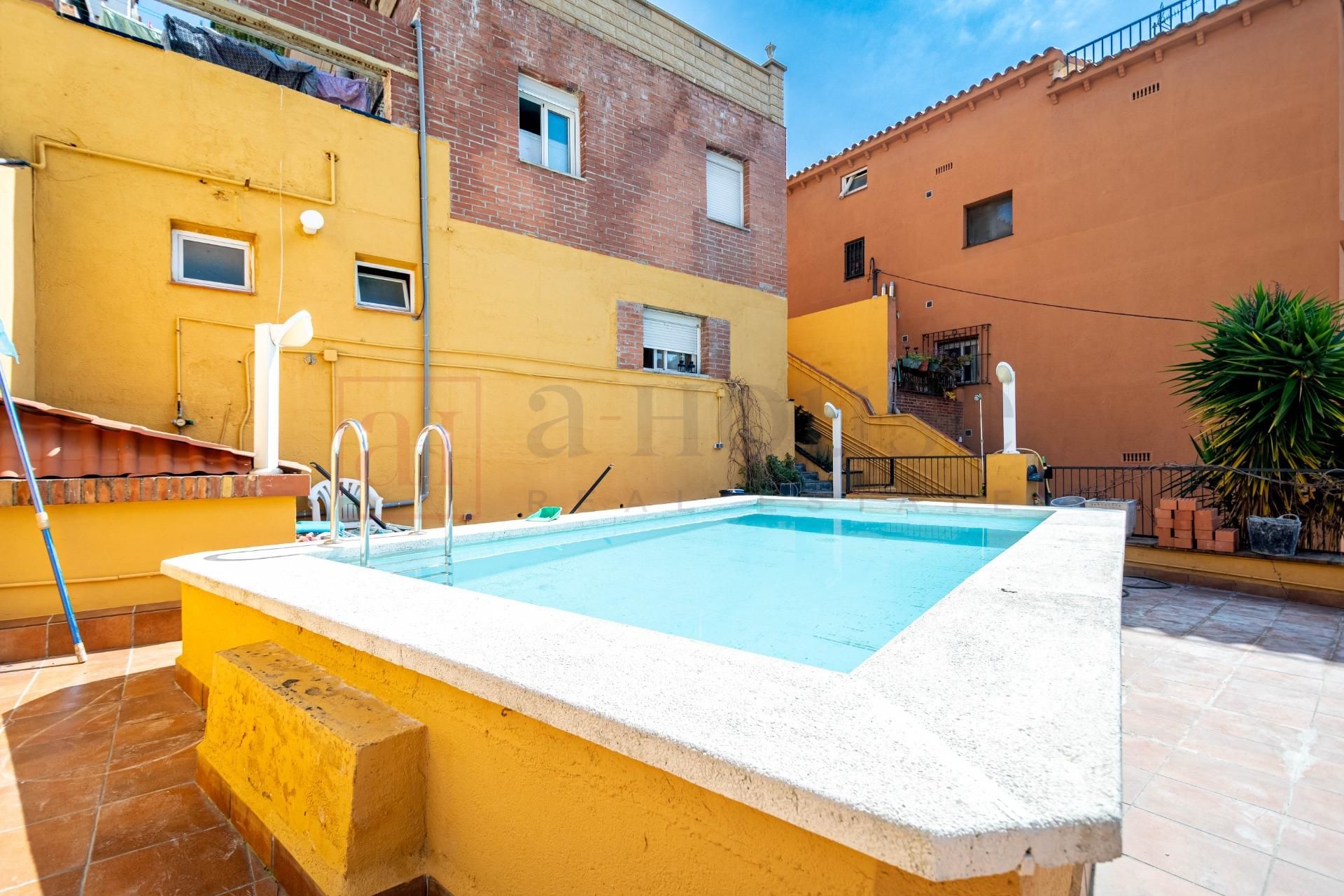 Exterior view of House or chalet for sale in  Barcelona Capital  with Air Conditioner, Heating and Terrace