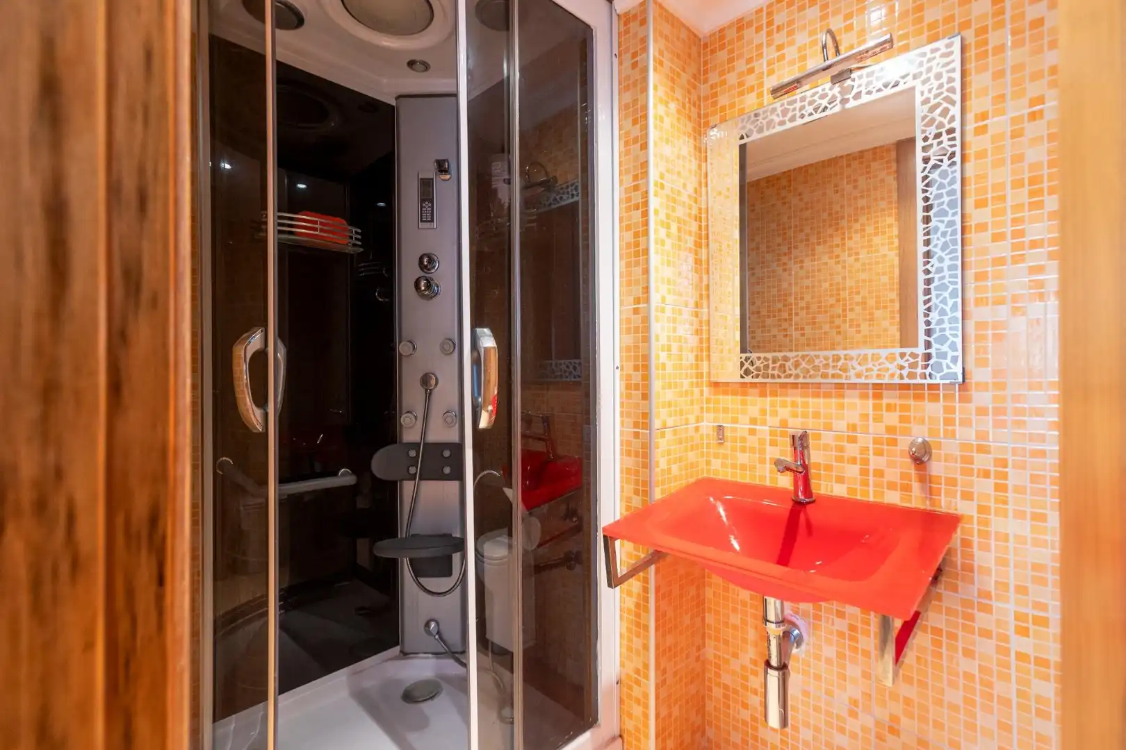 Bathroom of Houses for sale in Almuñécar  with Air Conditioner, Terrace and Furnished