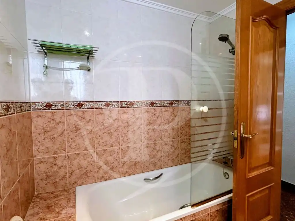Badezimmer von Wohnungen zum Verkauf in Valencia mit Klimaanlage und Balkon