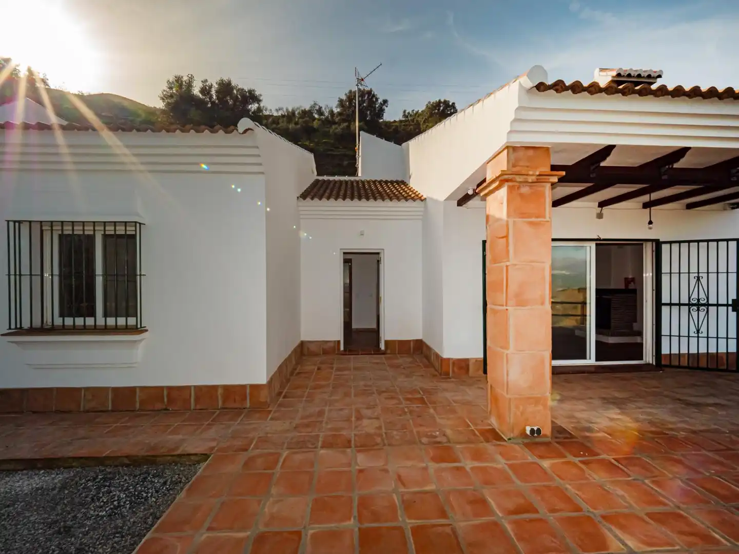 Vista exterior de Finca rústica en venta en Viñuela con Terraza, Piscina y Alarma
