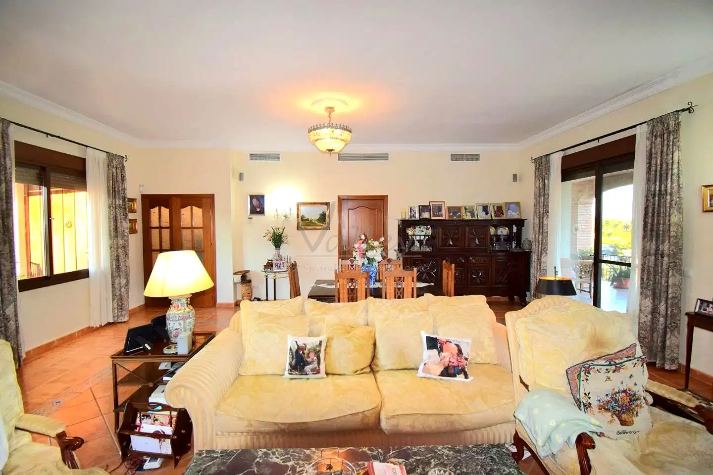Sala d'estar de Finca rústica en venda en Estepona amb Jardí privat, Terrassa i Traster