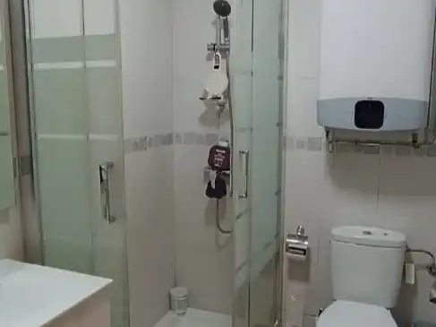 Bany de Local en venda en Huelva amb Aire condicionat, Calefacció i Moblat