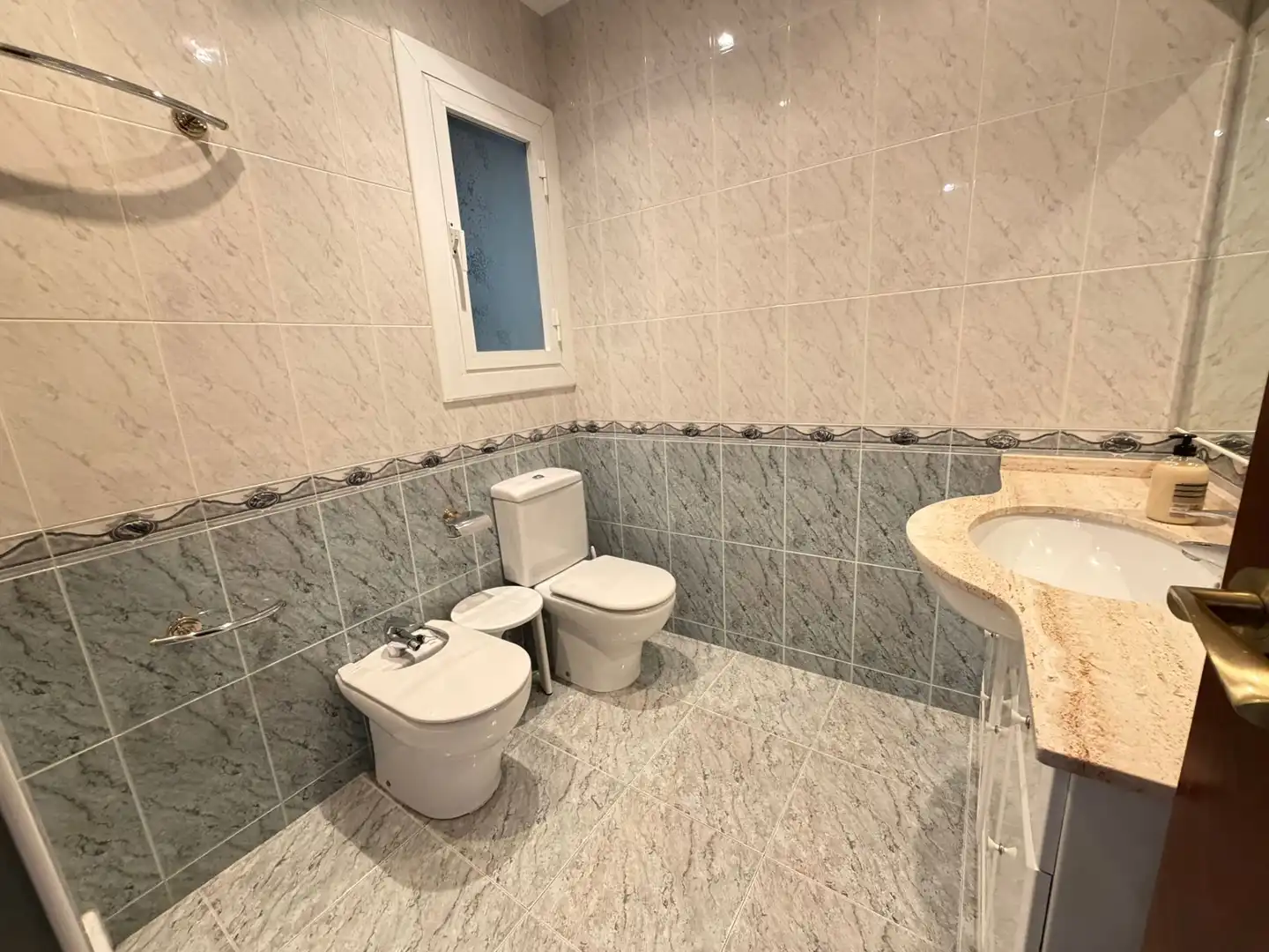 Bathroom of Flat for rent in Lleida  with Air Conditioner, Heating and Parquet flooring
