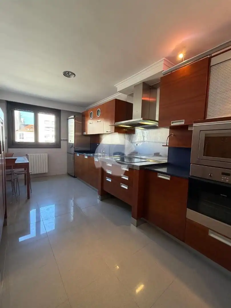 Cocina de Dúplex de alquiler en Ourense Capital  con Calefacción