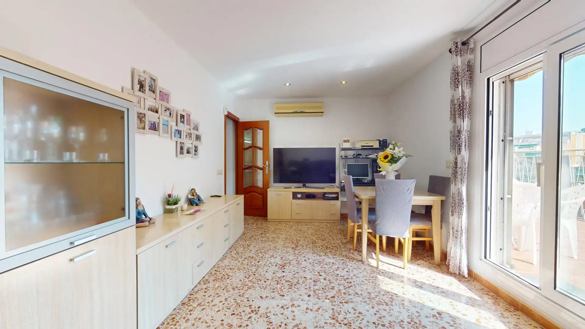 Sala d'estar de Àtic en venda en L'Hospitalet de Llobregat amb Aire condicionat, Terrassa i Traster