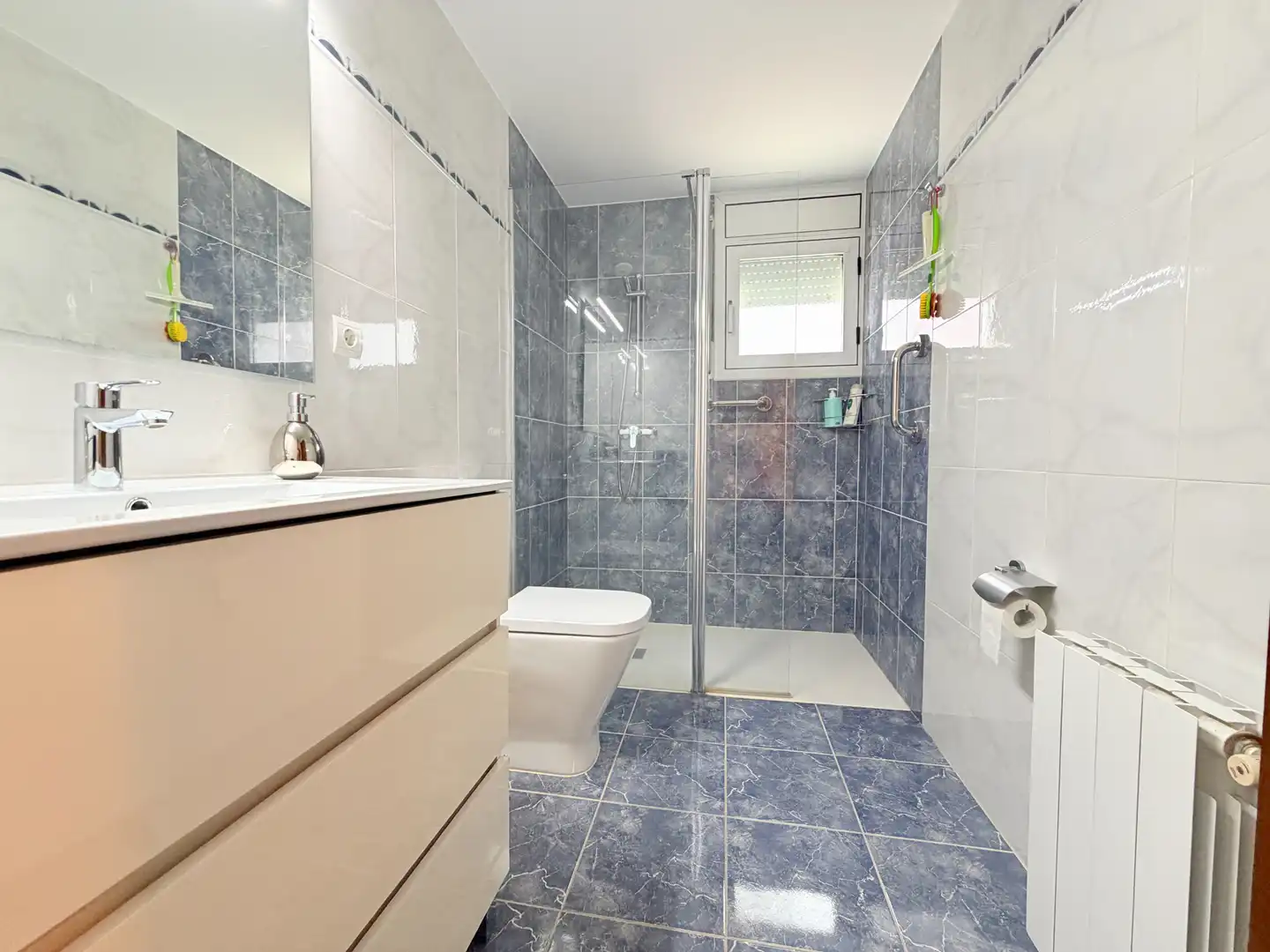 Baño de Piso en venta en Corbera de Llobregat con Calefacción, Parquet y Terraza