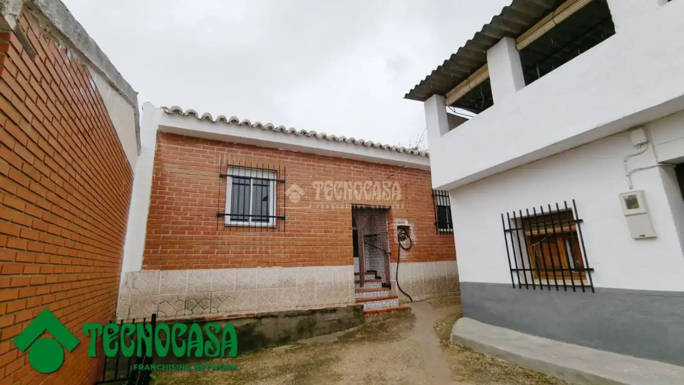 Außenansicht von Einfamilien-Reihenhaus zum Verkauf in La Puebla de Montalbán mit Heizung, Privatgarten und Terrasse