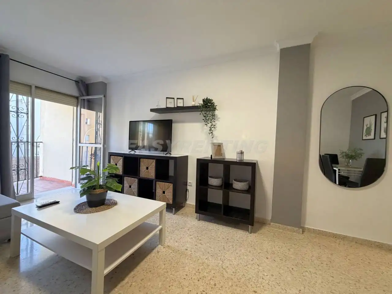 Sala d'estar de Pis de lloguer en La Línea de la Concepción amb Aire condicionat, Terrassa i Moblat