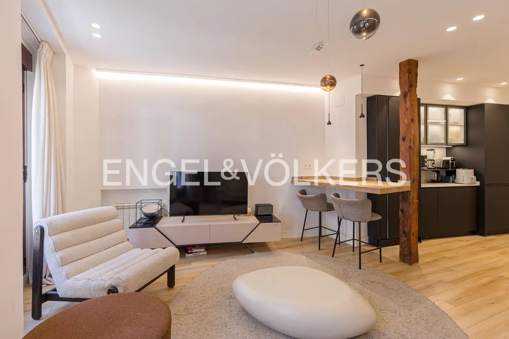 Living room of Flat for rent in Madrid  with Air Conditioner, Heating and Furnished