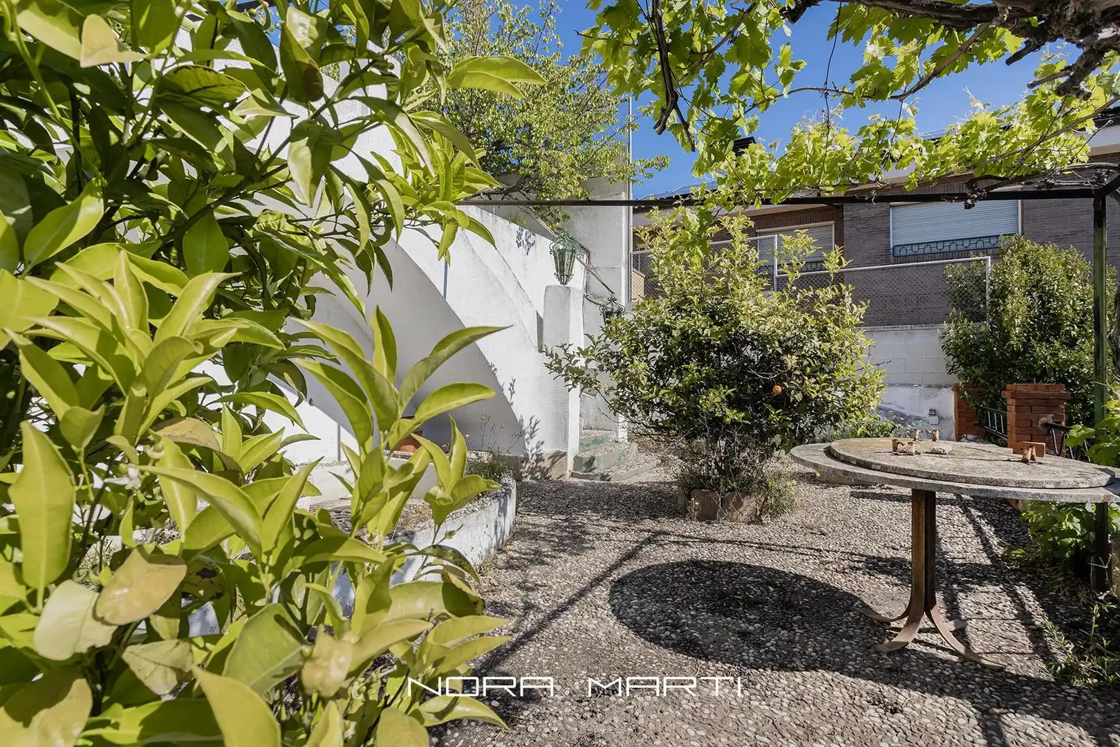 Vista exterior de Casa o chalet en venta en Esplugues de Llobregat con Jardín privado, Piscina y Alarma