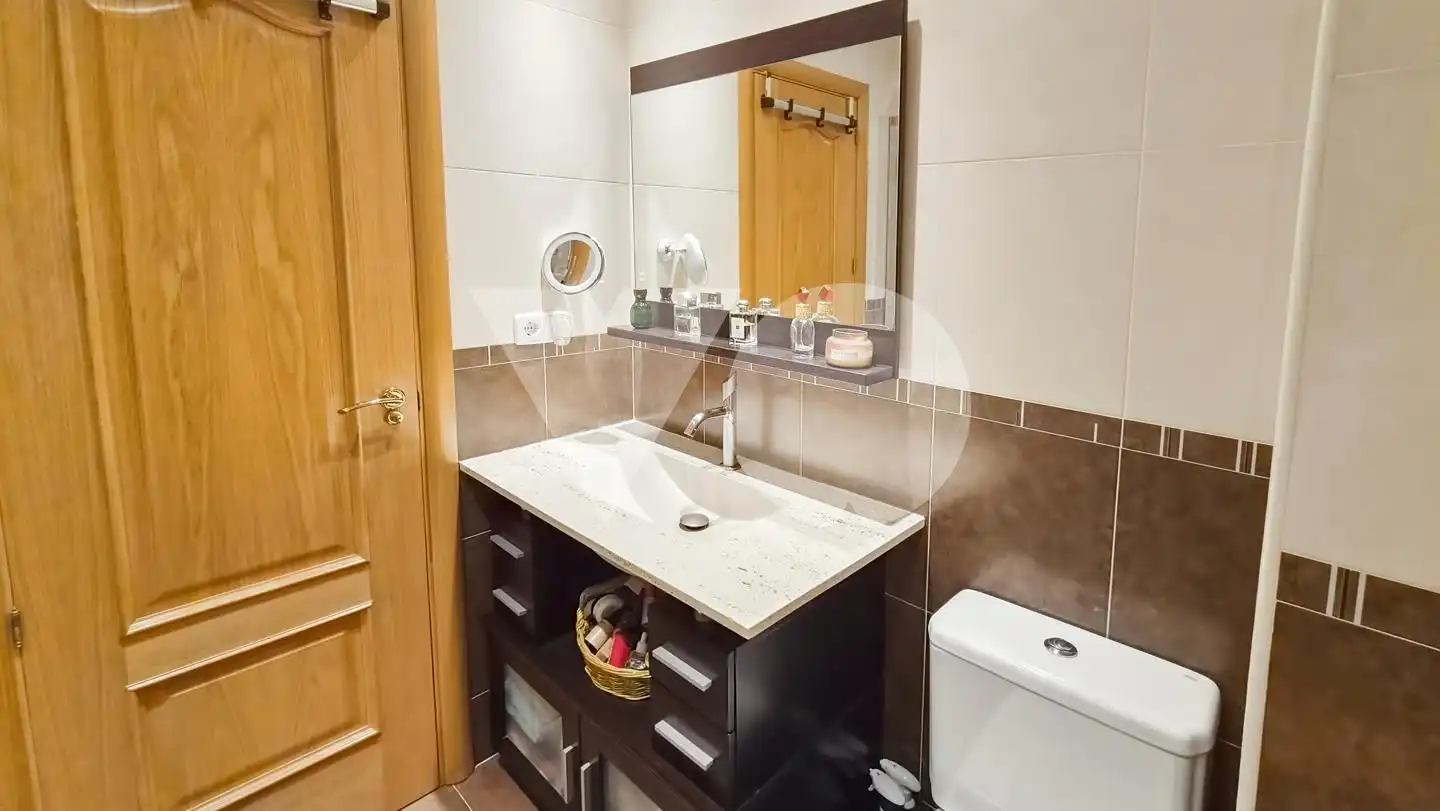 Bathroom of Flat for rent in Madrid  with Air Conditioner and Parquet flooring
