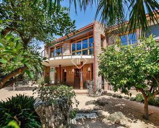 Vista exterior de Casa o xalet en venda en Vilanova i la Geltrú amb Aire condicionat, Jardí privat i Terrassa