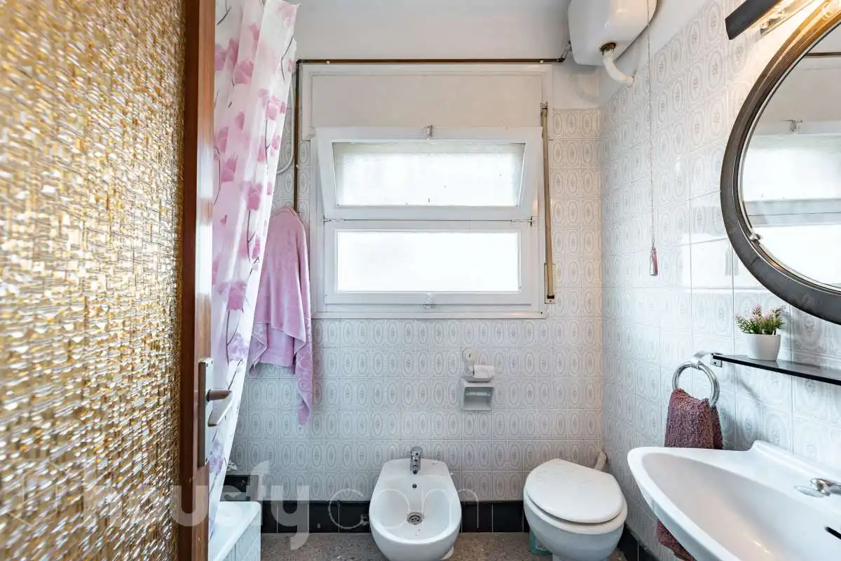 Bany de Casa o xalet en venda en Castelldefels amb Jardí privat, Terrassa i Traster