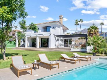 Casa amb balcó en venda a Nueva Andalucía