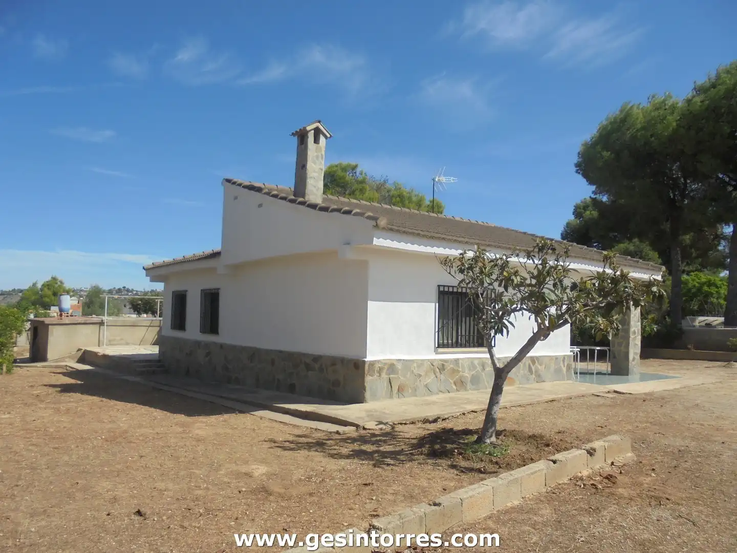 Vista exterior de Casa o xalet en venda en Torrent amb Piscina
