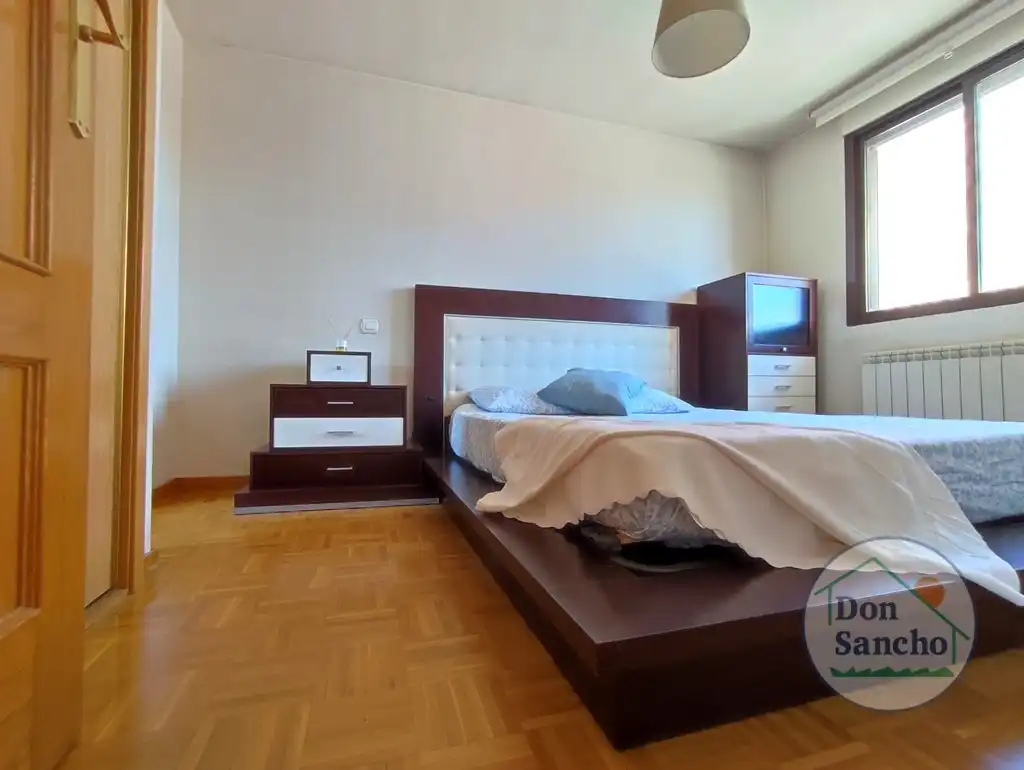 Habitación de Casa adosada en venta en Viana de Cega con Calefacción, Jardín privado y Terraza