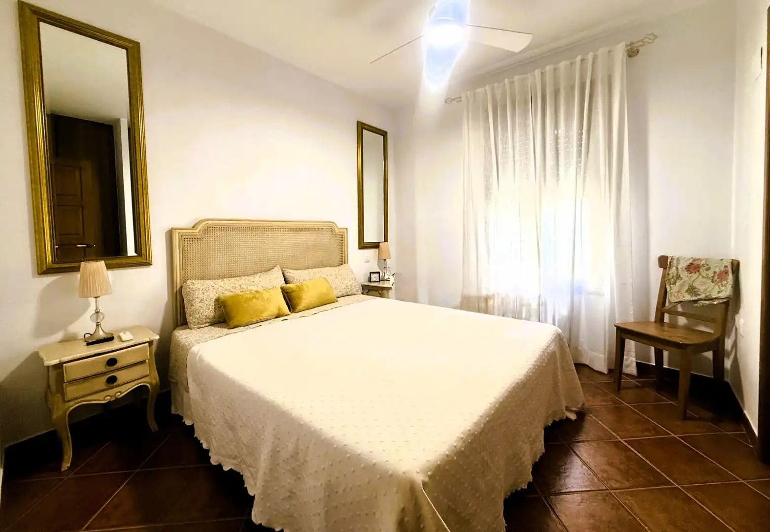Dormitori de Casa o xalet en venda en La Rinconada amb Aire condicionat, Jardí privat i Piscina