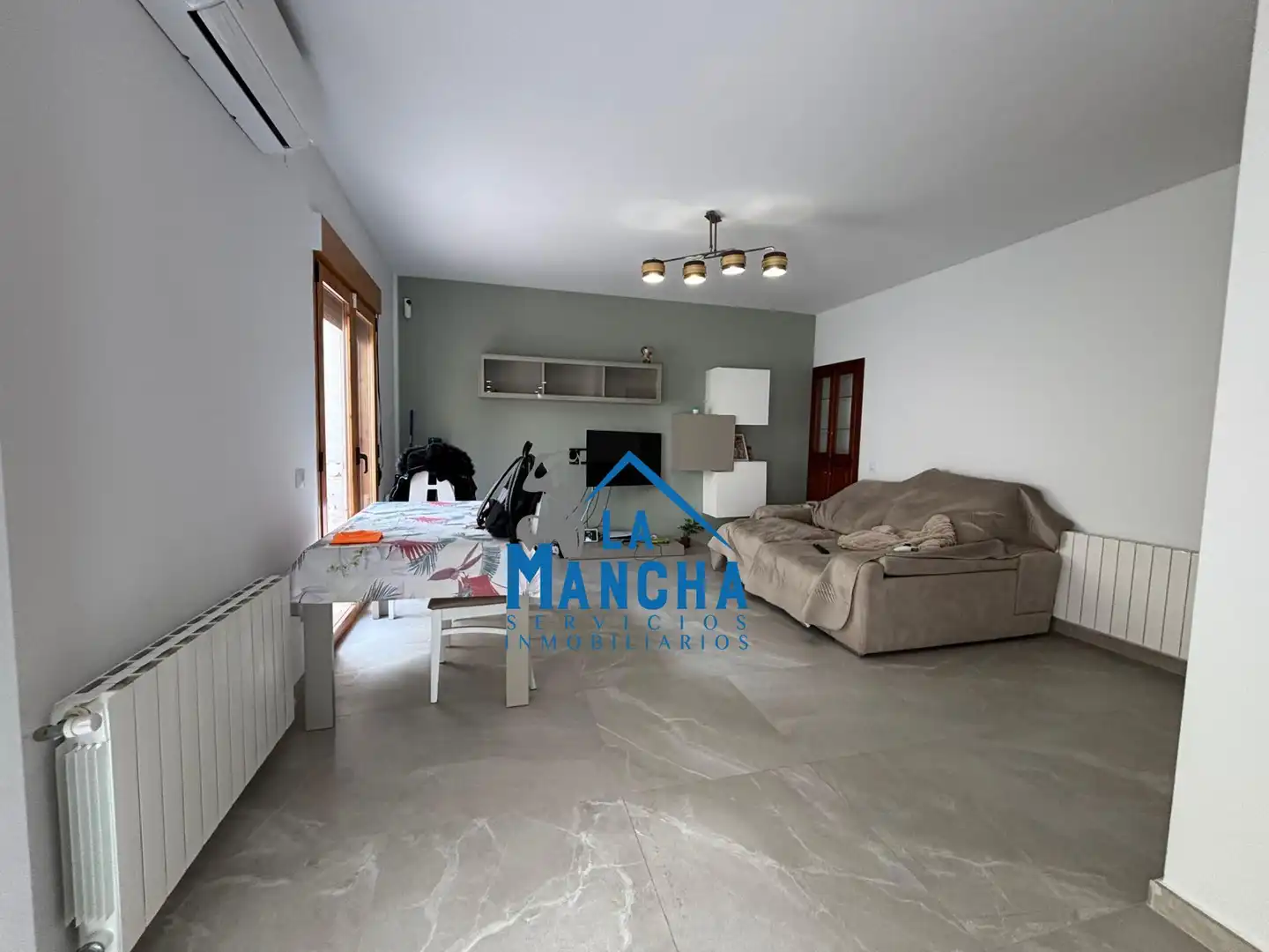 Sala d'estar de Casa o xalet en venda en La Gineta amb Aire condicionat, Terrassa i Traster