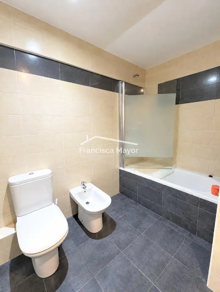 Bathroom of Flat for sale in Valencia  with Air Conditioner and Furnished