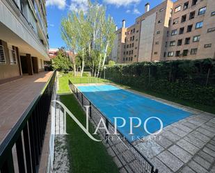 Vista exterior de Pis de lloguer en  Madrid Capital amb Calefacció, Piscina i Moblat